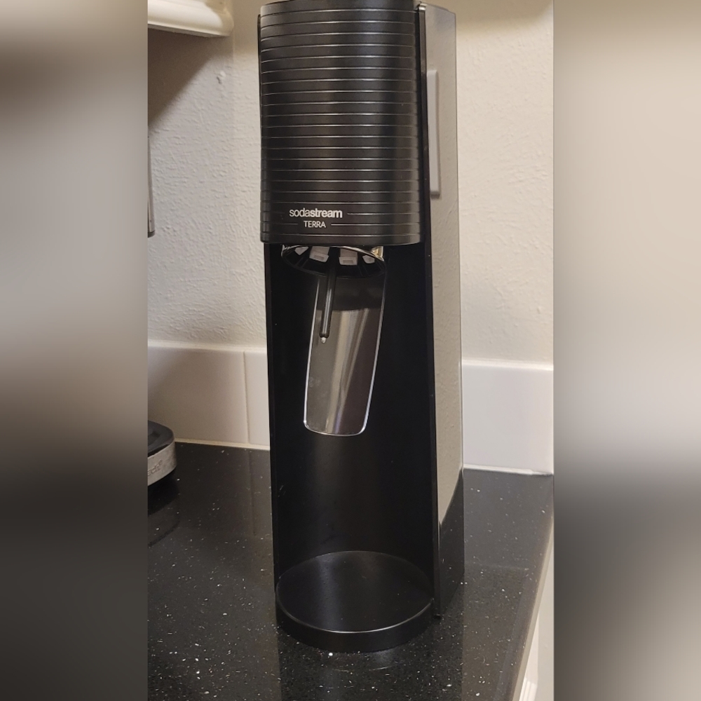 Coke or bubbly drink water maker... carbonate any drink!